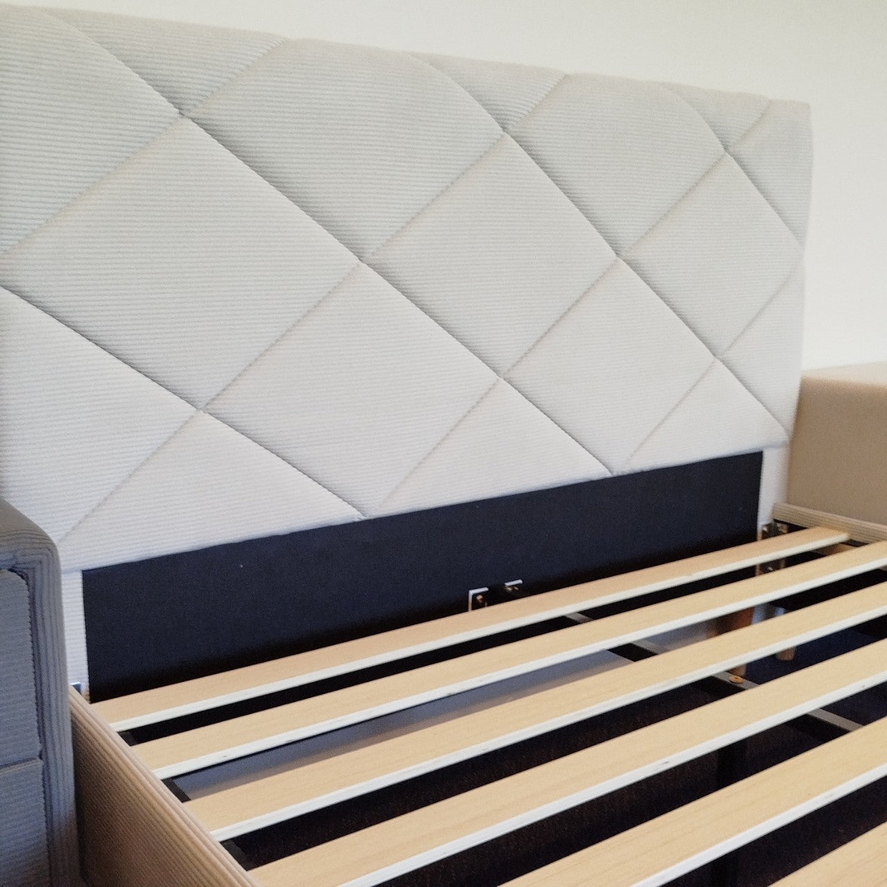 Dimond Shine Corduroy bedframe-cream